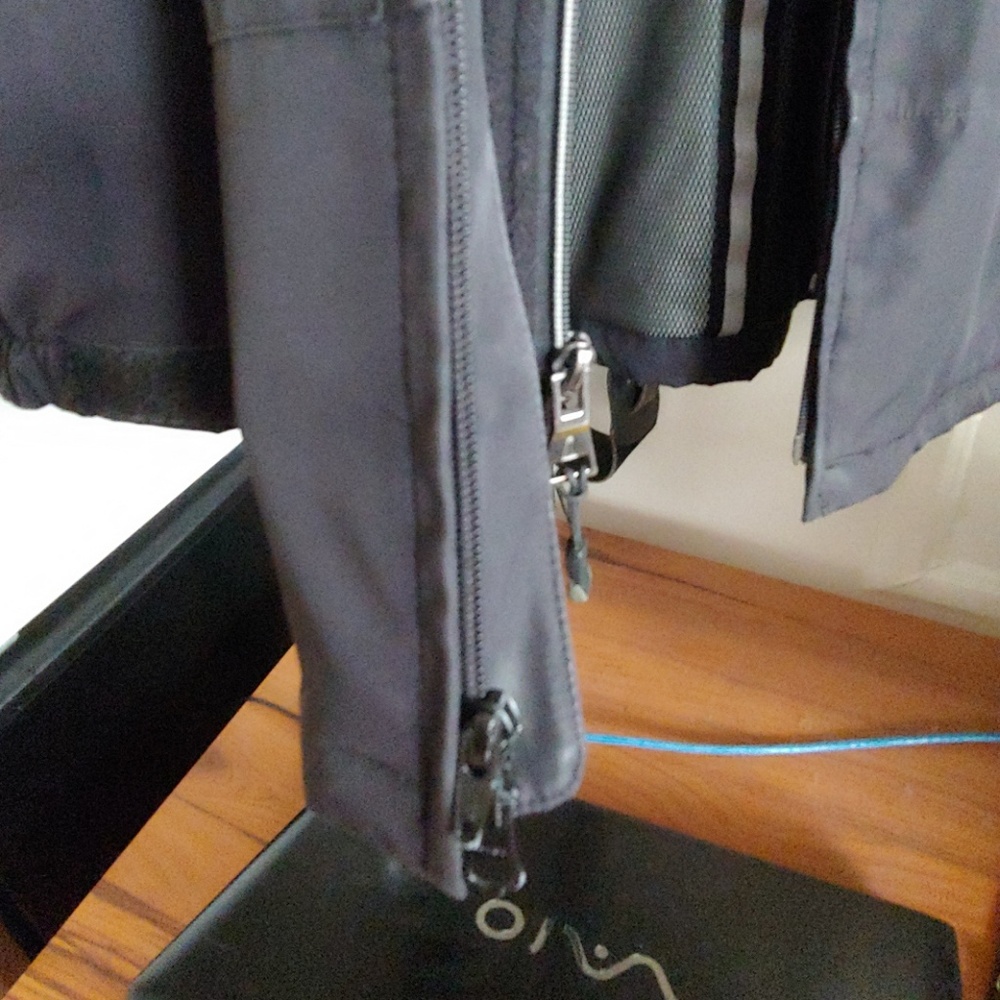 Weatherproof jacket - Picture 7 of 8